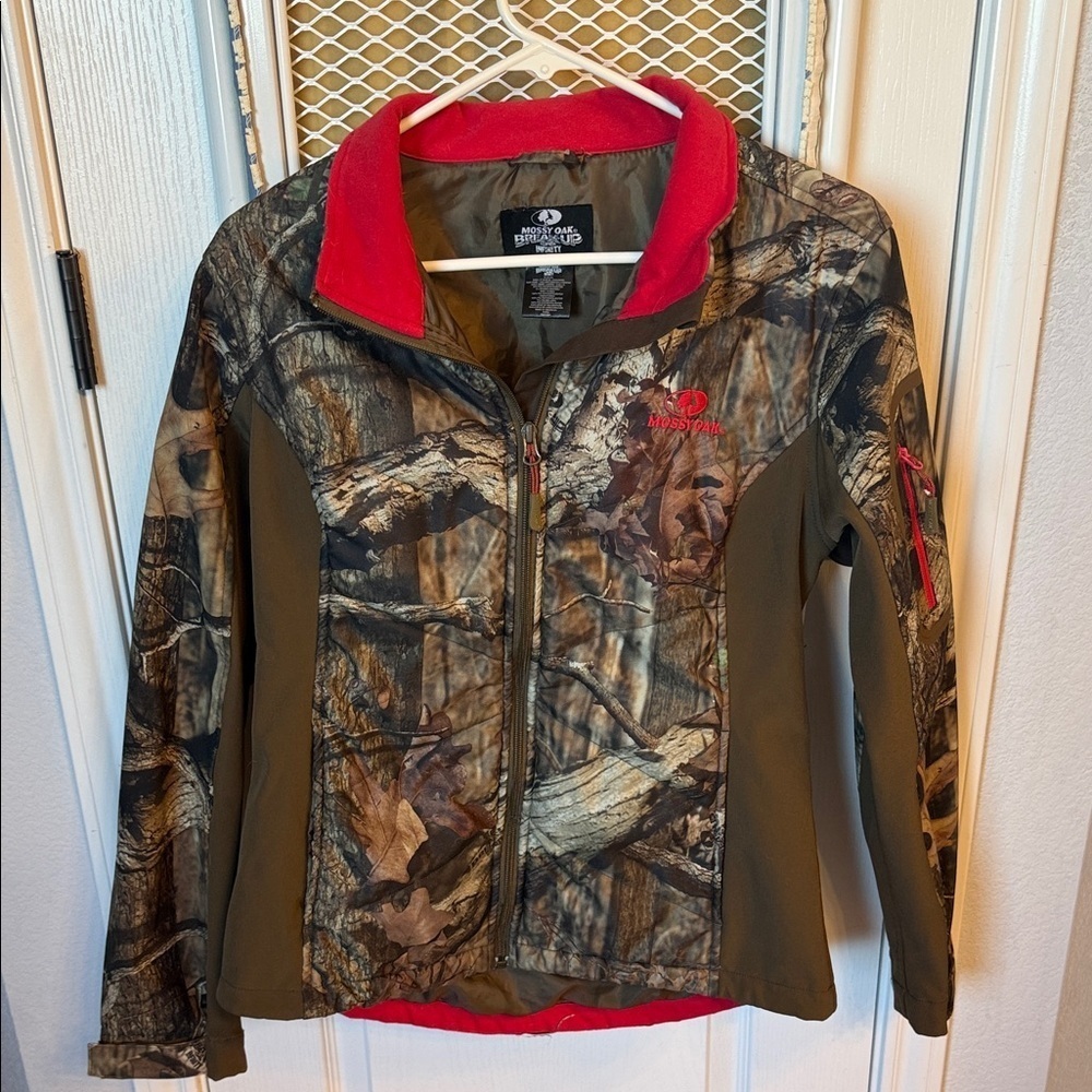 Mossy Oak Camouflage Jacket with Red Highlights